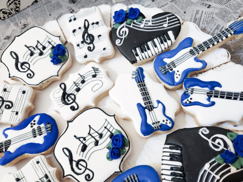 Musical notes piano guitar shugar cookies set blue black white floral flower - Image 3