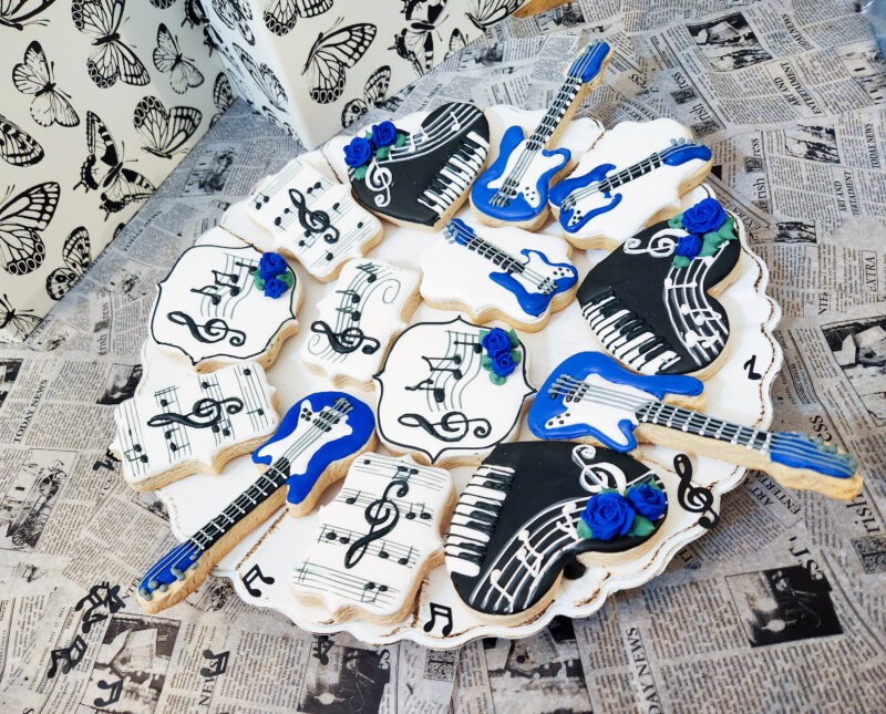 Musical notes piano guitar shugar cookies set blue black white floral flower - Image 4