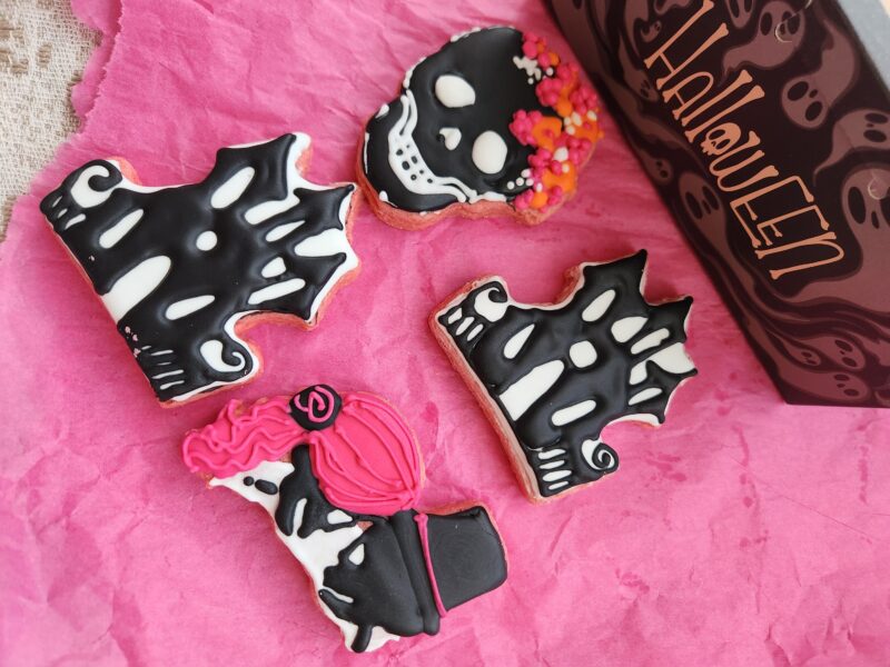 Black pink fun cute helloween cookies decorated  scull floral skeleton house  set of 4 cookies in a box - Image 3