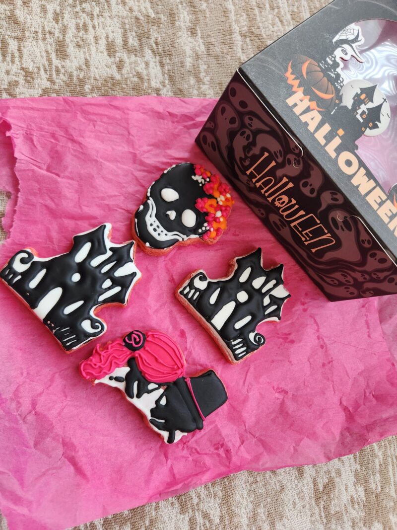 Black pink fun cute helloween cookies decorated  scull floral skeleton house  set of 4 cookies in a box - Image 5