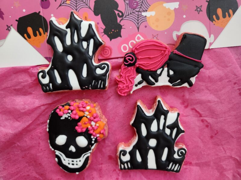 Black pink fun cute helloween cookies decorated  scull floral skeleton house  set of 4 cookies in a box - Image 6