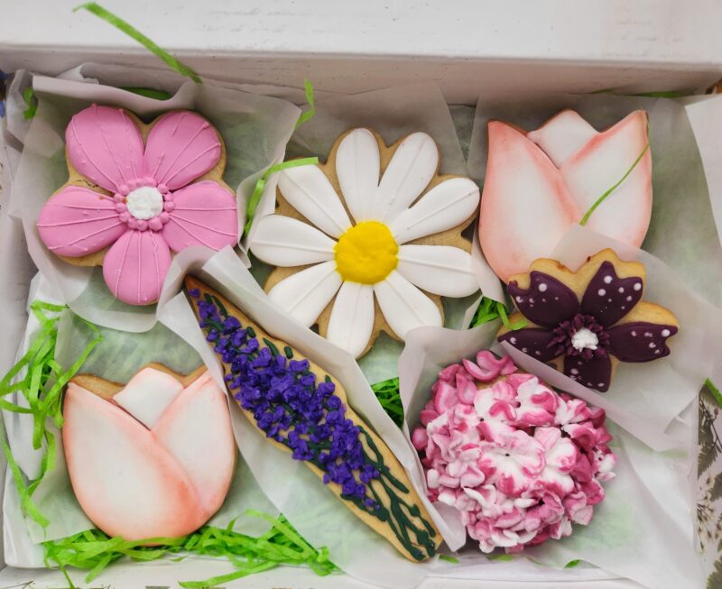 Floral flower shugar cookies hydrangea rose lavander dusty pink color  set in a box for sweet gift woman floral gift - Image 2