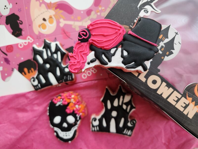 Black pink fun cute helloween cookies decorated  scull floral skeleton house  set of 4 cookies in a box