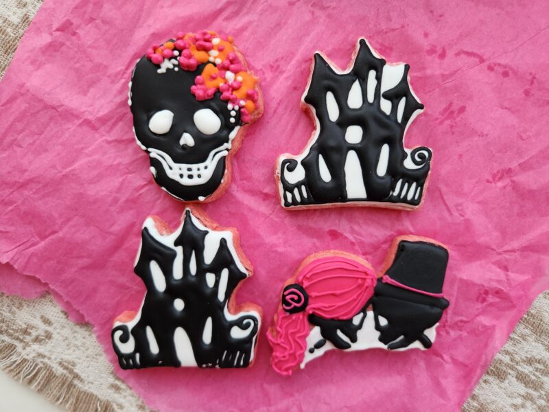 Black pink fun cute helloween cookies decorated  scull floral skeleton house  set of 4 cookies in a box - Image 4