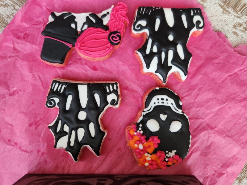 Black pink fun cute helloween cookies decorated  scull floral skeleton house  set of 4 cookies in a box - Image 7