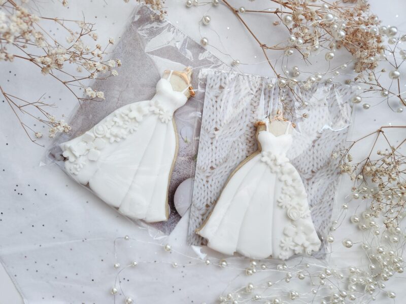 White wedding dress with flowers cookies Engagement party bridsmade  supplies shugar vanilla custom  candy bar