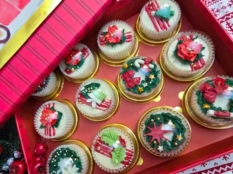 Christmas cake pucks decorated poinsettia phistashio cranbery cream cheese filling yummy mini cakes from 6 pieces
