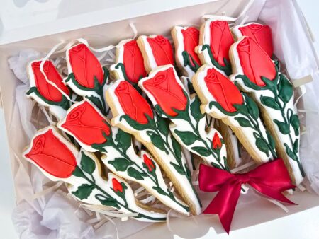 Red roses cookies with royal icing decorated cookie, rose shape floral flower shugar green custom color chewy adorable gift presen for woman