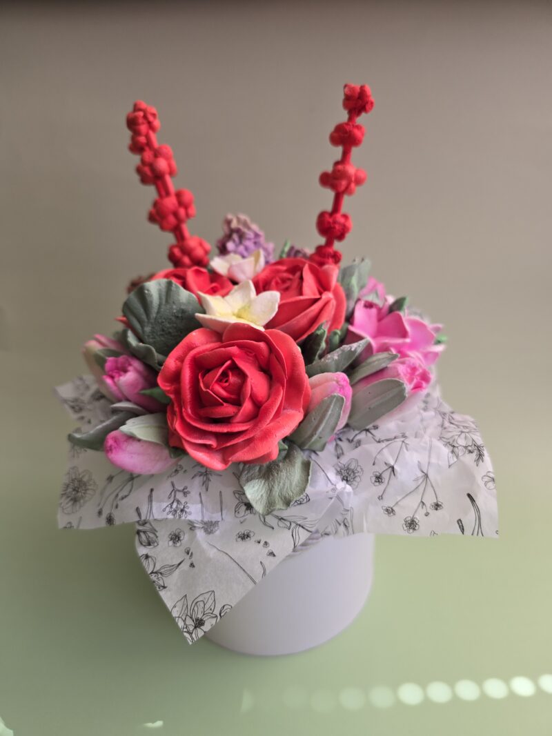 Marshmallow zephyr flowers rose hydrangea tulips adorable present for mom day birthday  anniversary gift pink purple in a round box. - Image 5