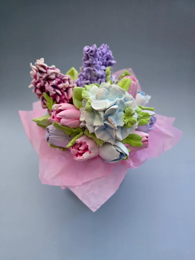 Marshmallow zephyr flowers rose hydrangea tulips adorable present for mom day birthday  anniversary gift pink purple in a round box.